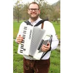Stefan Schlenger Akkordeon Gesang Gitarre.jpg